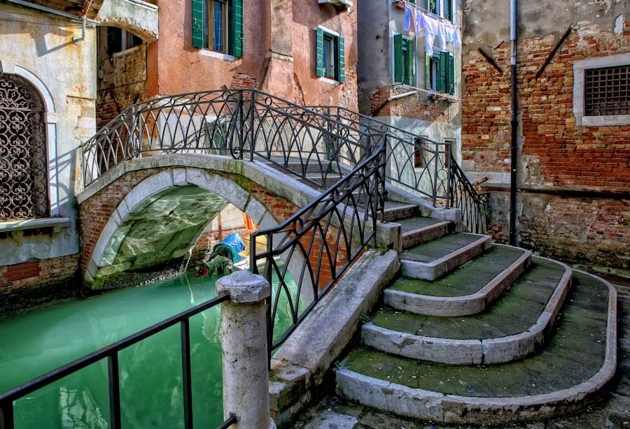 Venice Beyond the Postcards: Hidden Corners, Local Secrets & Places to Stay